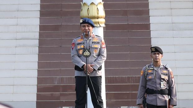Kapolda Riau Irjen Herry Heryawan melepas 8 personel Tim Brimob Challenge yang akan beradu di Pusdik Brimob Watukosek, Jawa Timur.