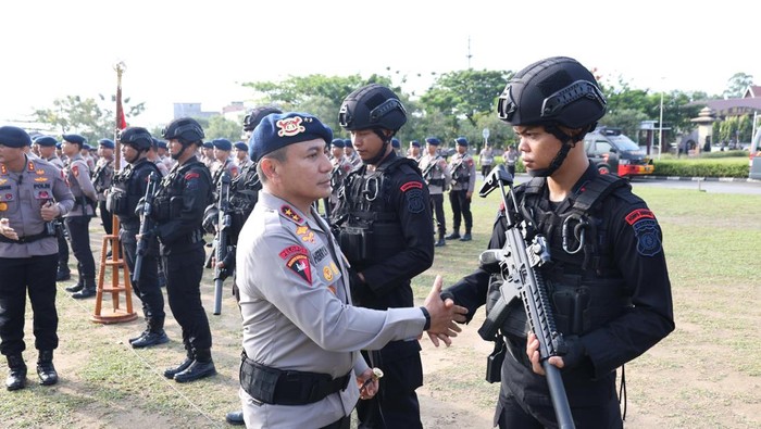 Kapolda Riau Irjen Herry Heryawan melepas 8 personel Tim Brimob Challenge yang akan beradu di Pusdik Brimob Watukosek, Jawa Timur.