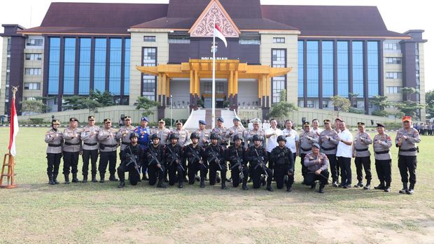 Kapolda Riau Irjen Herry Heryawan melepas 8 personel Tim Brimob Challenge yang akan beradu di Pusdik Brimob Watukosek, Jawa Timur.