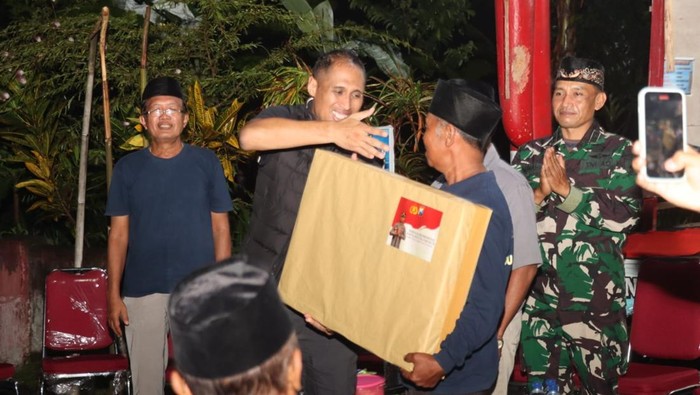Kapolres Blitar Kota AKBP Titus memberikan hadiah ke warga di pos kamling Kecamatan Udanawu