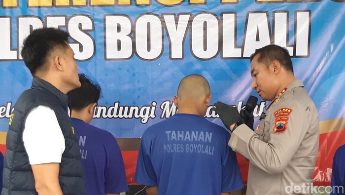 Kapolres Boyolali AKBP Rosyid Hartanto menanyai tersangka pencurian spesialis balai desa dan sekolahan yang ditangkap. Foto diunggah Jumat (9/5/2025).