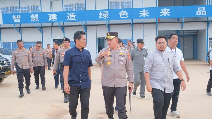 Kapolres Subang AKBP Ariek Sentanu saat cek pabrik BYD.
