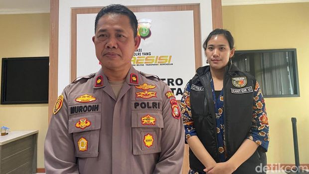 Kasi Humas Polres Metro Jakarta Selatan Kompol Murodih dan Kanit PPA AKP Citra Ayu. (Taufiq/detikcom)