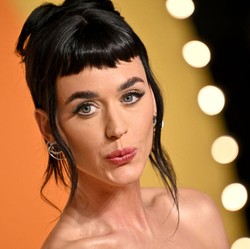 Dituduh Gak Berempati, Katy Perry Tetap Gugat Balik Veteran 85 Tahun
