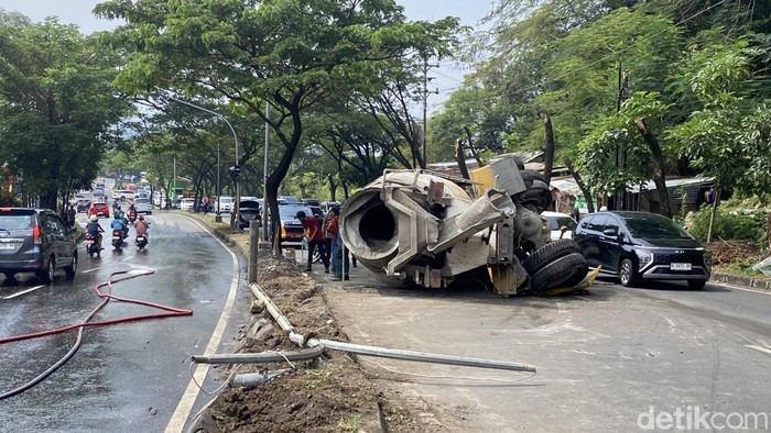 Truk molen pengangkut adonan semen terguling di turunan Silayur, Jalan Prof. Dr. Hamka, Kecamatan Ngaliyan, Kota Semarang, Jumat (9/5/2025).