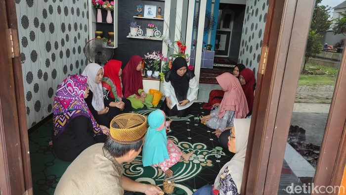 Keluarga jemaah haji Sidoarjo yang meninggal dunia di pesawat ke Madinah