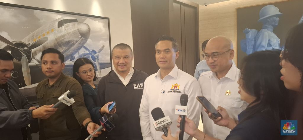 Ketua Umum Kadin Anindya Bakrie (tengah) saat memberikan paparannya setelah kunjungan ke AS beberapa waktu lalu. (CNBC Indonesia/Chandra Dwi)