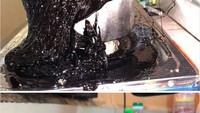 Begini jadinya kalau sedang rebus minuman manis tapi ditinggal. Lelehan minuman itu disebut mirip Venom. Foto: Facebook
