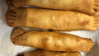 Iseng buat pastel ala Malaysia alias karipap versi jumbo, hasilnya malah seperti kaki manusia. Foto: Facebook