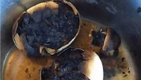 Terakhir ada pengalaman lucu dari netizen ini yang ingin sahur dengan telur asin. Eh telur asinya malah gosong! Foto: Facebook