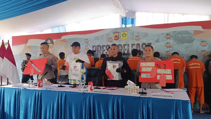 Kolaborasi Polres Bogor dan Polresta Bogor Kota menyikat premanisme berkedok matel menghasilkan sitaan ratusan kendaraan hasil penarikan pelaku.
