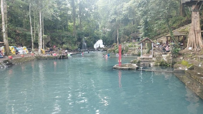 Kolam renang di Desa Sesaot, Lombok Barat, Nusa Tenggara Barat, Minggu (27/4/2025).