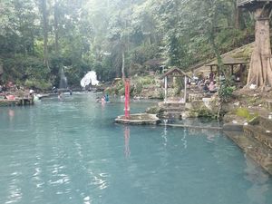 Pesona Air Sungai Kebiruan dan Berundak di Desa Sesaot