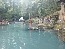 Pesona Air Sungai Kebiruan dan Berundak di Desa Sesaot