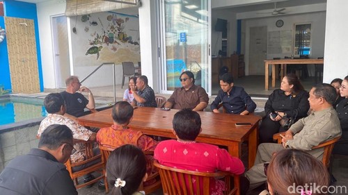 Komisi 3 dan 4 DPRD Kabupaten Karangasem saat sidak ke pengusaha diving di Pelabuhan Padangbai, Jumat (9/5/2025). (I Wayan Selamat Juniasa)