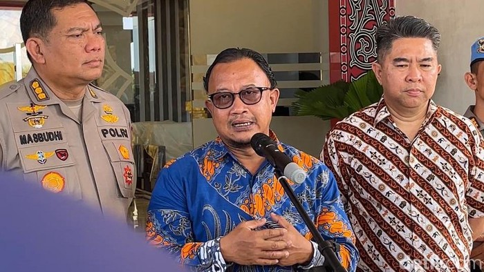 Komisioner Kompolnas Choirul Anam saat konferensi pers di Polda Sumut, Jumat (9/5/2025). (Finta Rahyuni/detikSumut)