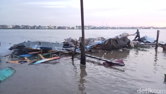 Kondisi kapal jukung Doa Ibu pasca meledak di perairan Sungai Musi, Palembang