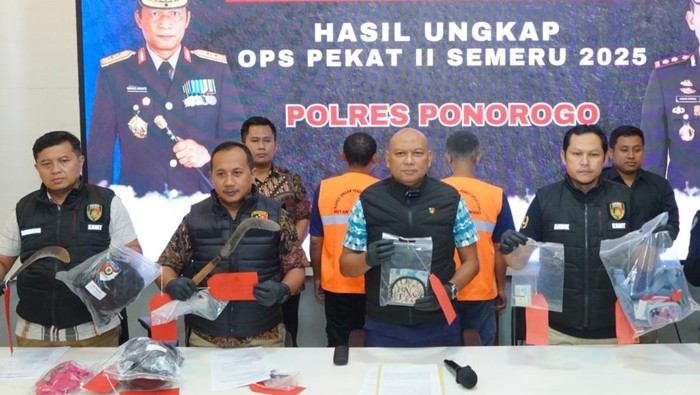 Konferensi pers kasus penyerangan kepala dusun di Ponorogo.