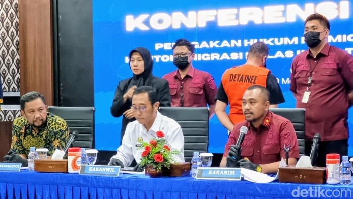 Konferensi pers WNA Irak dideportasi