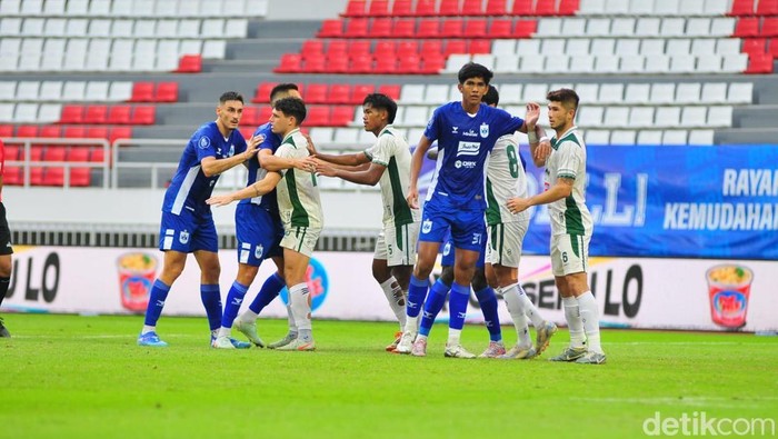 Laga PSIS lawan PSS pada pekan 32 Liga 1 2024/2025 di Stadion Jatidiri, Semarang, Jumat (9/5/2025).