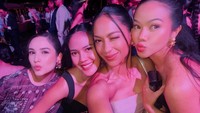 Wefie ala Della Dartyan, Chelsea Islan, Yura Yunita, dan Taskya Namya. Foto: dok. Instagram Story Della Dartyan