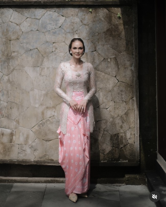 Saat sungkeman Luna tampil kenakan kebaya rancangan desainer Fadlan. Kebaya model kutu baru berwarna abu-abu muda itu dipadukan dengan kain jumputan berwarna merah muda. Bagian dadanya dipermanis dengan sebuah bros yang melekat pada kebaya yang dikenakannya. Foto: Instagram/@lunamaya