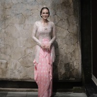 Saat sungkeman Luna tampil kenakan kebaya rancangan desainer Fadlan. Kebaya model kutu baru berwarna abu-abu muda itu dipadukan dengan kain jumputan berwarna merah muda. Bagian dadanya dipermanis dengan sebuah bros yang melekat pada kebaya yang dikenakannya. Foto: Instagram/@lunamaya