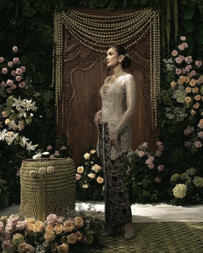 Setelah prosesi siraman selesai, Luna terlihat kembali mengenakan atasan kebaya kutu baru warna abu-abu di acara Midodareni. Namun kali ini ia memadukannya dengan kain batik lilit bernuansa coklat dan putih. Foto: Instagram/@lunamaya