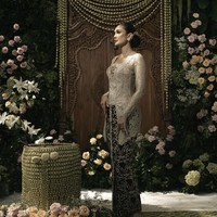 Setelah prosesi siraman selesai, Luna terlihat kembali mengenakan atasan kebaya kutu baru warna abu-abu di acara Midodareni. Namun kali ini ia memadukannya dengan kain batik lilit bernuansa coklat dan putih. Foto: Instagram/@lunamaya