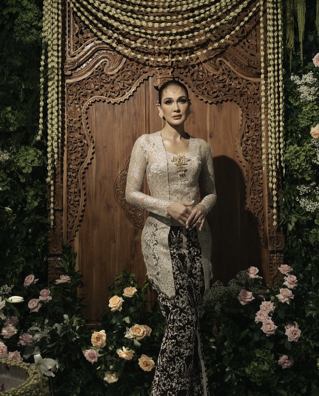 Penampilan Luna juga terlihat lebih formal dengan paes tipis di kepalanya. Dengan rambut tersanggul, penampilan wanita 41 tahun itu tak kalah memukau dari sebelumnya. Foto: Instagram/@lunamaya