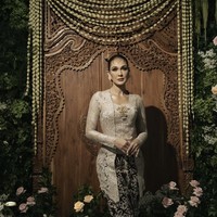 Penampilan Luna juga terlihat lebih formal dengan paes tipis di kepalanya. Dengan rambut tersanggul, penampilan wanita 41 tahun itu tak kalah memukau dari sebelumnya. Foto: Instagram/@lunamaya