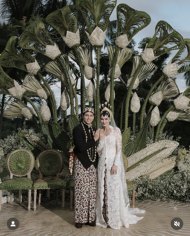 Untuk akad nikah yang digelar pada Rabu (7/5/25) Luna memilih kebaya pengantin putih panjang dengan potongan leher meninggi rancangan desainer Eddy Betty. Kebaya tersebut dipadukan dengan kain batik khas Yogyakarta berwarna putih-coklat. Foto: Instagram/@lunamaya