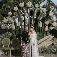 Untuk akad nikah yang digelar pada Rabu (7/5/25) Luna memilih kebaya pengantin putih panjang dengan potongan leher meninggi rancangan desainer Eddy Betty. Kebaya tersebut dipadukan dengan kain batik khas Yogyakarta berwarna putih-coklat. Foto: Instagram/@lunamaya
