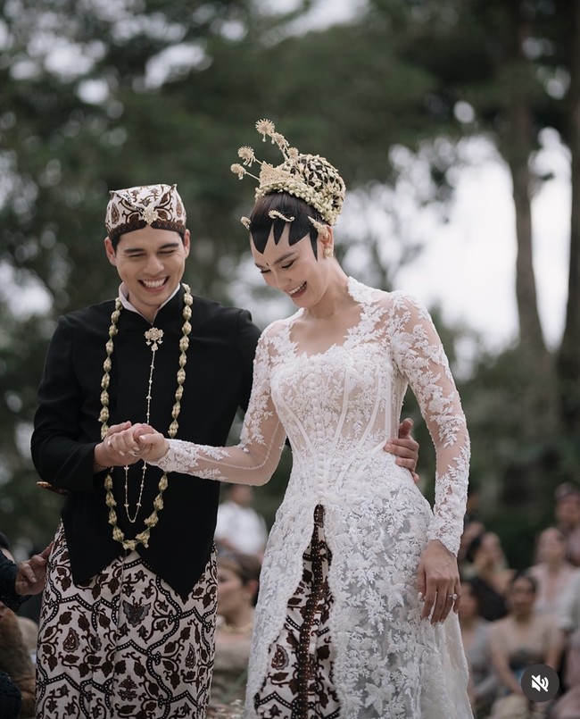 Memiliki detail bordir dan siluet pas badan, kebaya pengantin Luna tampak elegan dan modern. Penampilan Luna makin lengkap dengan konde berhias ronce melati dan paes ageng di kepalanya. Foto: Instagram/@lunamaya