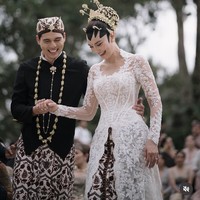 Memiliki detail bordir dan siluet pas badan, kebaya pengantin Luna tampak elegan dan modern. Penampilan Luna makin lengkap dengan konde berhias ronce melati dan paes ageng di kepalanya. Foto: Instagram/@lunamaya