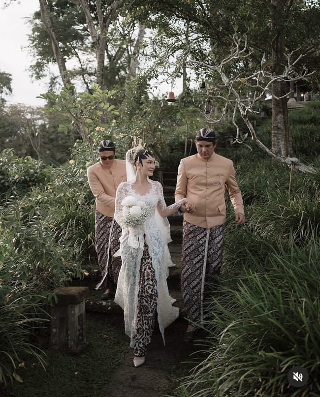 Senada dengan kebaya yang dikenakan, Luna juga memilih hand bouquet berwarna putih. Ditambah dengan konde berhias ronce melati dan 5 buah cunduk mentul, Luna manglingi jadi pengantin Jawa. Foto: Instagram/@lunamaya
