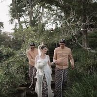 Senada dengan kebaya yang dikenakan, Luna juga memilih hand bouquet berwarna putih. Ditambah dengan konde berhias ronce melati dan 5 buah cunduk mentul, Luna manglingi jadi pengantin Jawa. Foto: Instagram/@lunamaya
