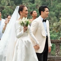 Luna Maya dan Maxime Bouttier menggelar resepsi kedua bertema international wedding pada Kamis (8/5/25). Di acara resepsi kedua Luna tampil kenakan 4 gaun berbeda. Salah satunya gaun putih polos panjang dengan potongan leher berbentuk square neckline agak rendah. Foto: Instagram/@lunamaya