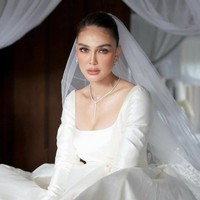 Gaun low back putih panjang rancangan desainer Yefta Gunawan itu dipadukan Luna dengan veil dan pehiasan seperti kalung dan anting berwarna silver. Diketahui kalung yang dikenakan Luna berasal dari merek mewah Bvlgari. Kalung seri Serpenti Viper Slim Necklace itu dibanderol dengan harga mencapai Rp 1,5 miliar. Sementara antingnya merupakan Serpenti Viper 18 kt white gold hoop earrings set with full pavé diamonds yang harganya mencapai Rp 199 juta. Foto: Instagram/@lunamaya