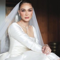 Yang membuat kalung dan anting tersebut dihargai cukup mahal ialah bahan pembuatannya. Terbuat dari 18 karat white gold dengan bertahtakan batu berlian, kalung dan anting tersebut membuat penampilan Luna makin terlihat mewah dan elegan. Foto: Instagram/@lunamaya