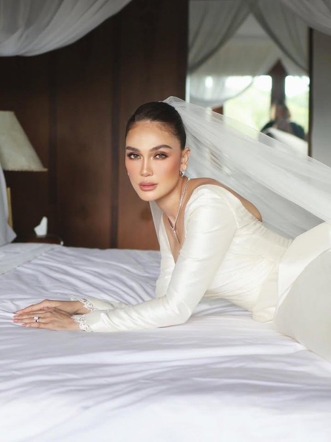Penampilan Luna juga terlihat semakin cantik menawan bak princess dengan riasan soft glam hasil tangan MUA Archangela Chelsea. Hasil akhir yang glowing membuat wajah Luna terlihat semakin flawless. Foto: Instagram/@lunamaya