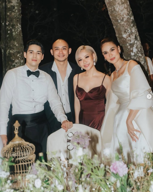 Kalung dan anting dari Bvlgari itu juga tampak masih dikenakan Luna untuk look selanjutnya. Di look kedua wanita 41 tahun itu memilih gaun putih satin mengkilap berpotongan leher berbentuk square neckline dengan tali tipis. Terdapat aksen pada lengannya yang memberikan kesan mewah dan anggun. Foto: Instagram/@itsmebcl