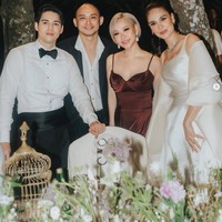 Kalung dan anting dari Bvlgari itu juga tampak masih dikenakan Luna untuk look selanjutnya. Di look kedua wanita 41 tahun itu memilih gaun putih satin mengkilap berpotongan leher berbentuk square neckline dengan tali tipis. Terdapat aksen pada lengannya yang memberikan kesan mewah dan anggun. Foto: Instagram/@itsmebcl