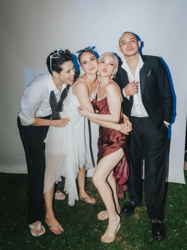 Di salah satu unggahan penyanyi BCL yang turut hadir terlihat Luna tampil lebih santai kenakan dress asimetri dengan tali spaghetti yang juga berwarna putih. Dress tersebut memiliki aksen draperry pada bagian depannya yang menambah volume. Uniknya Luna, Maxime, dan BCL terlihat sama-sama mengenakan sandal jepit. Foto: Instagram/@itsmebcl