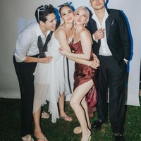 Di salah satu unggahan penyanyi BCL yang turut hadir terlihat Luna tampil lebih santai kenakan dress asimetri dengan tali spaghetti yang juga berwarna putih. Dress tersebut memiliki aksen draperry pada bagian depannya yang menambah volume. Uniknya Luna, Maxime, dan BCL terlihat sama-sama mengenakan sandal jepit. Foto: Instagram/@itsmebcl