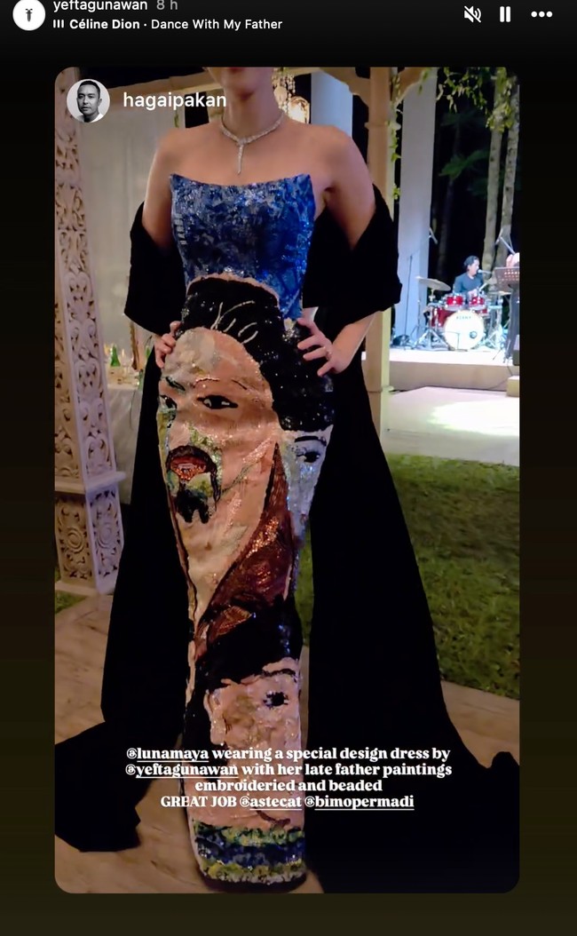 Gaun after party yang satu ini menjadi salah satu yang tak kalah spesial karena terdapat lukisan sang ayah, Uut Bambang Sugeng yang diberikan aksen bordir. Didominasi warna biru dan hitam, gaun tersebut tampak mewah dan begitu cantik. Foto: Instagram/@yeftagunawan