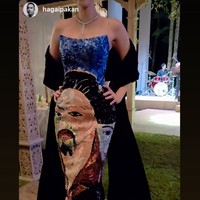 Gaun after party yang satu ini menjadi salah satu yang tak kalah spesial karena terdapat lukisan sang ayah, Uut Bambang Sugeng yang diberikan aksen bordir. Didominasi warna biru dan hitam, gaun tersebut tampak mewah dan begitu cantik. Foto: Instagram/@yeftagunawan
