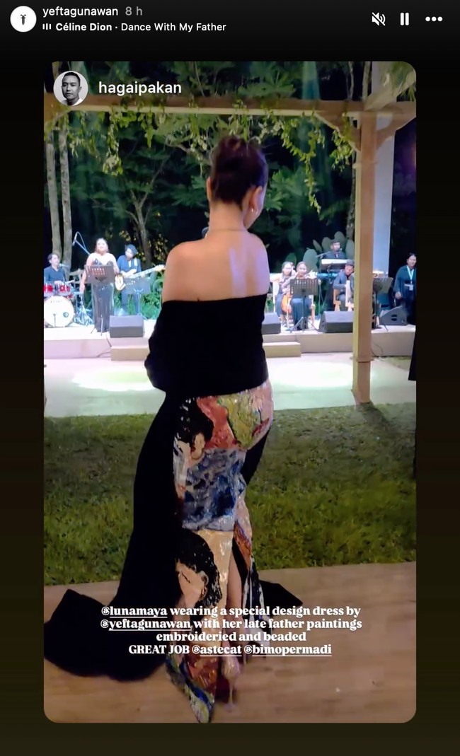 Gaun yang juga merupakan rancangan Yefta Gunawan itu memiliki potongan pada bagian belakangnya. Gaun tersebut sekaligus menjadi kejutan bagi ibunda Luna yang ikut terharu saat melihatnya. Foto: Instagram/@yeftagunawan