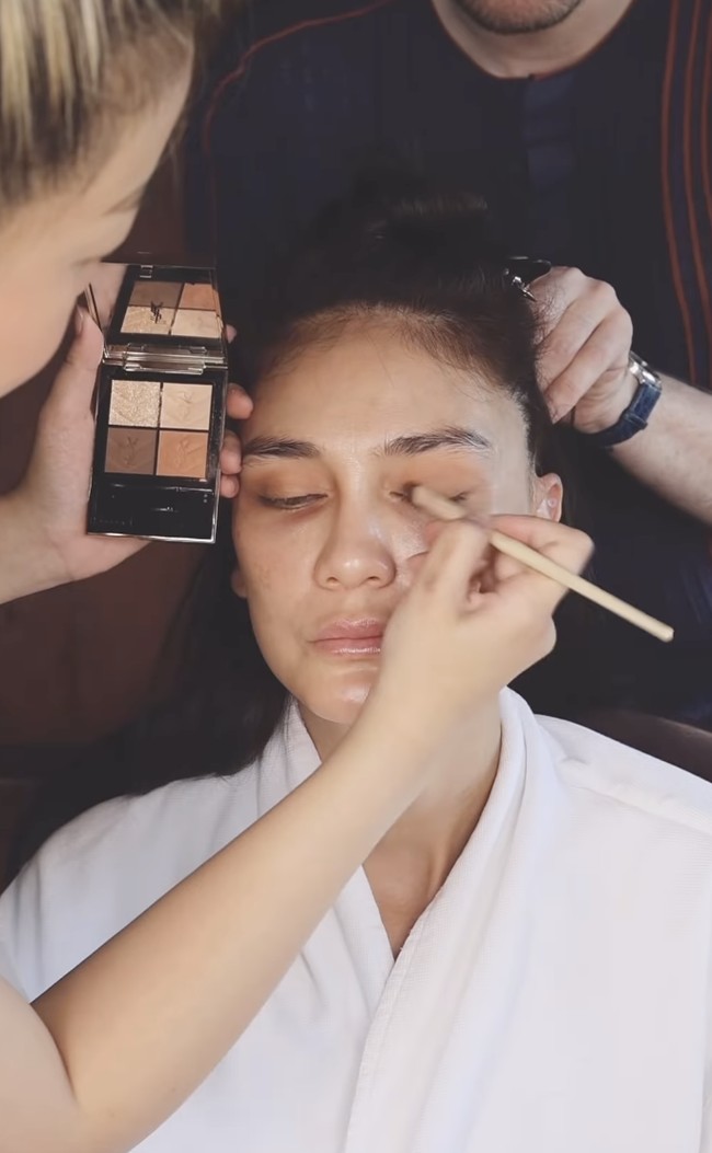 Di area mata, Chelsea menciptakan smokey eyes bernuansa coklat keemasan menggunakan YSL Couture Mini Eyeshadow Clutch shade 300 (Rp 1,5 juta). Kombinasi warna ini memberi kesan hangat dan elegan yang cocok dengan suasana malam resepsi. Foto: dok. Instagram @archangelachelsea