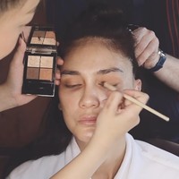 Di area mata, Chelsea menciptakan smokey eyes bernuansa coklat keemasan menggunakan YSL Couture Mini Eyeshadow Clutch shade 300 (Rp 1,5 juta). Kombinasi warna ini memberi kesan hangat dan elegan yang cocok dengan suasana malam resepsi. Foto: dok. Instagram @archangelachelsea